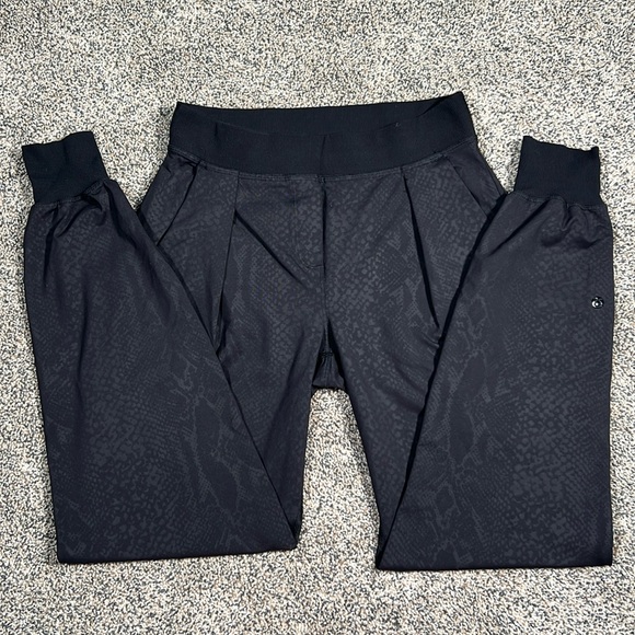 lululemon athletica Yoga Party Pant Desert Snake Embossed Black Size 2 - Picture 1 of 8